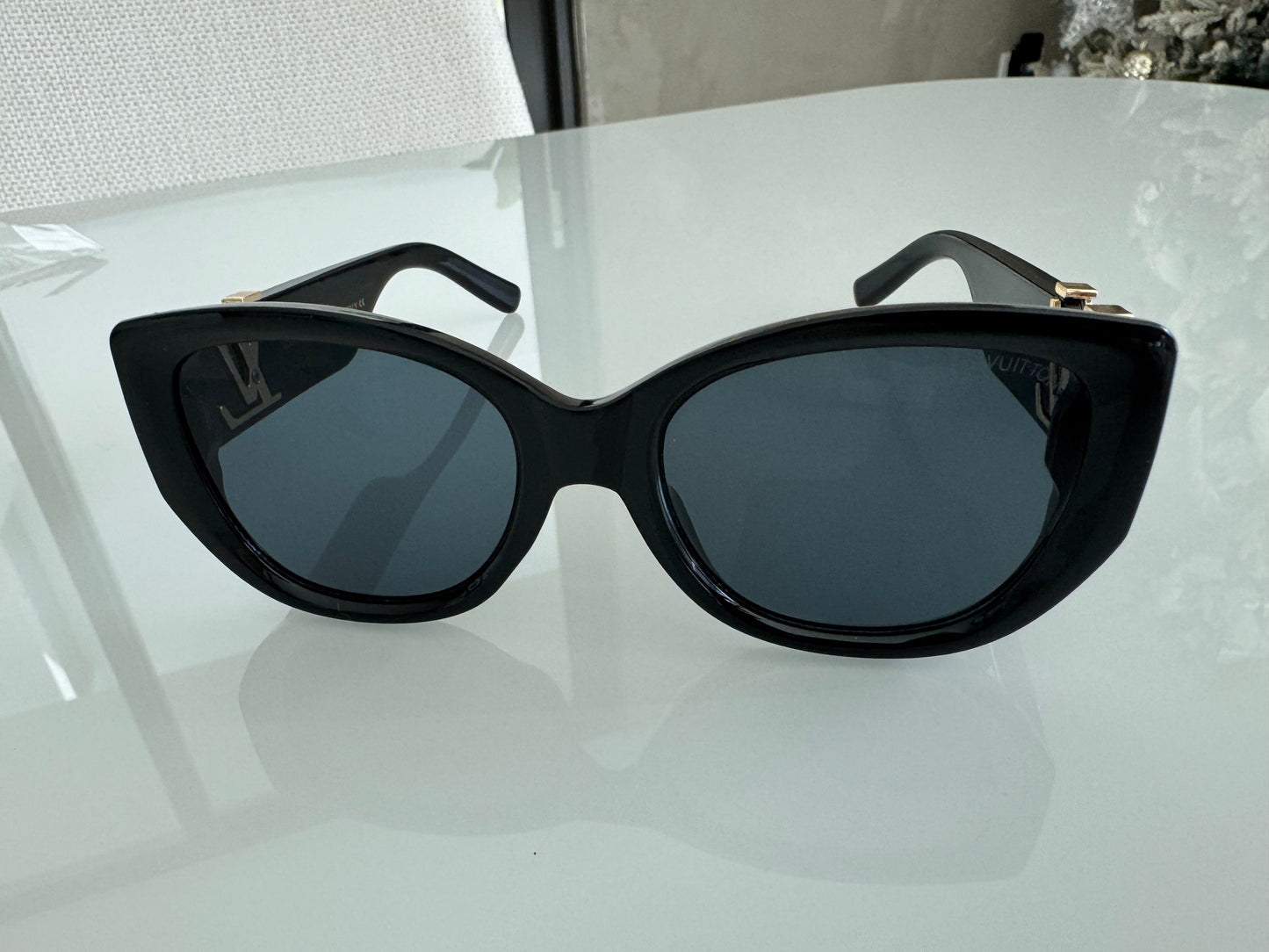 L COLORS BLACK AND BEIGE SUNGLASSES