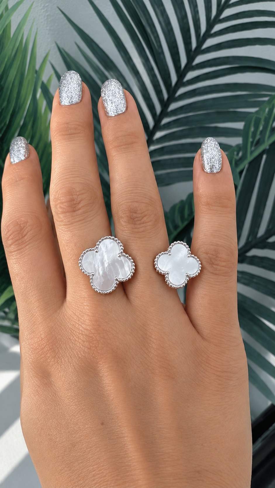 V SILVER WHITE BLACK RING