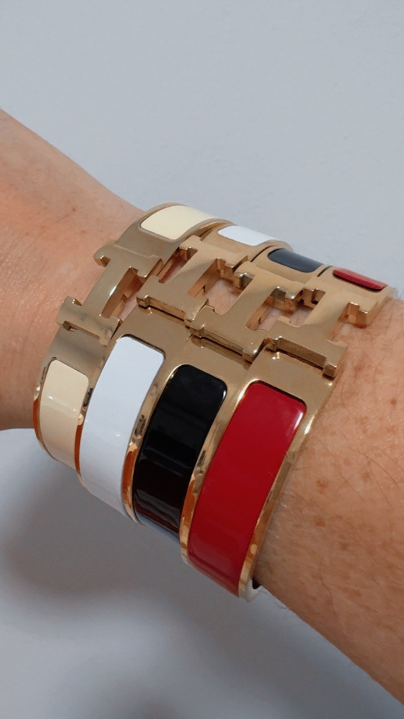 H COLORS WHITE BLACK RED BEIGE BRACELET