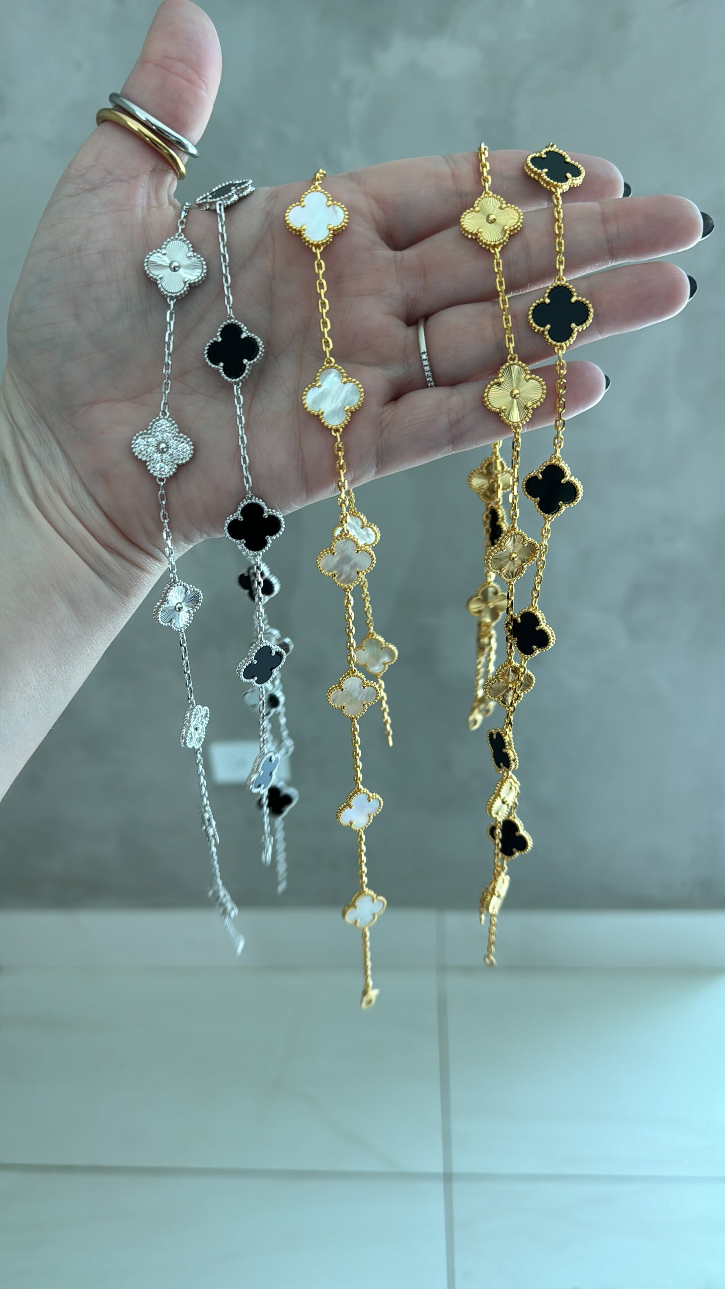 VC 10 TREBOL BLACK SILVER WHITE GOLD NECKLACE